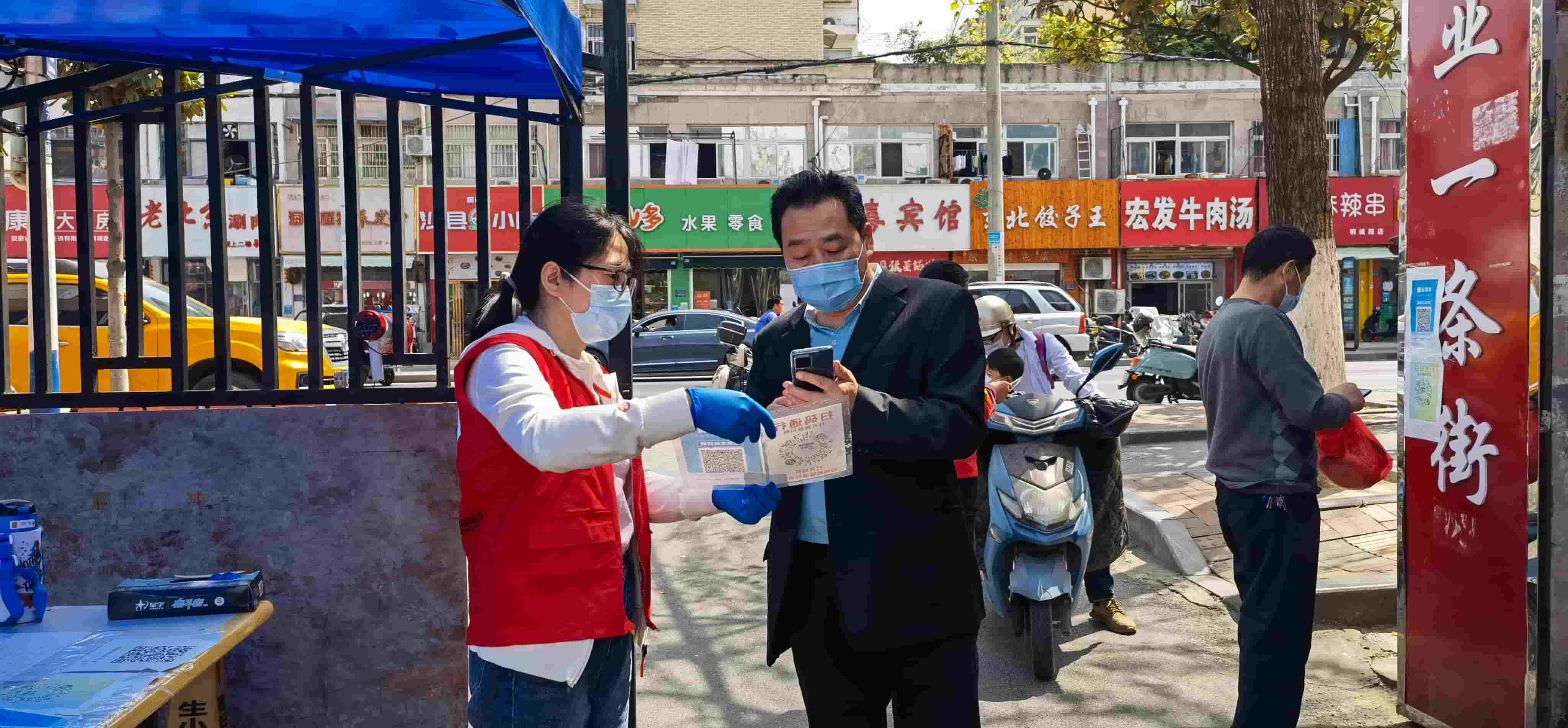 freecompress-2022年4月，東華科技志愿服務(wù)隊(duì)協(xié)助社區(qū)在桐江新村小區(qū)開展兩碼查驗(yàn)工作