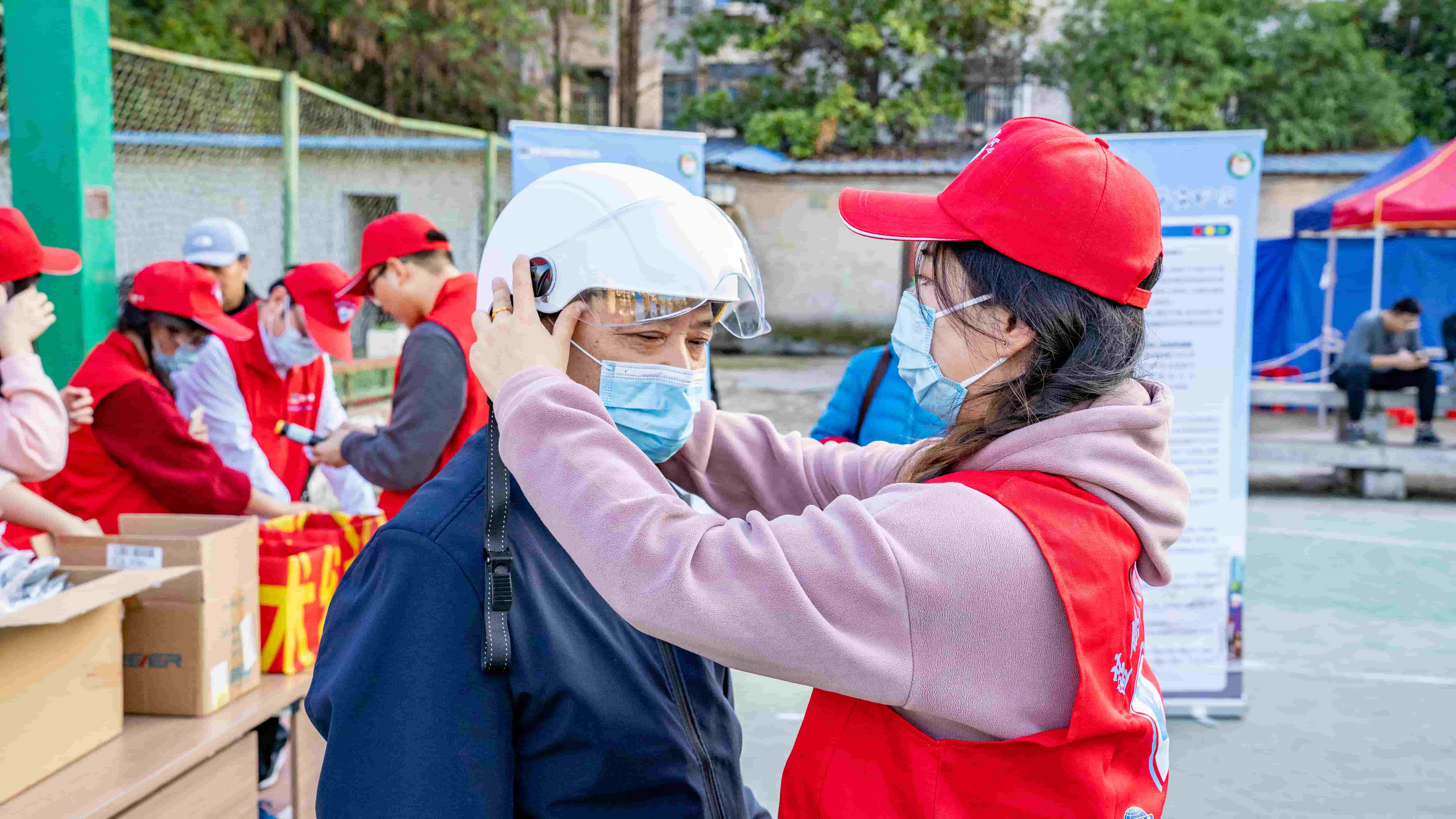 1720598022400 freecompress-2022年12月2日,藍鴿志愿隊走進社區(qū)開展“文明守法,平安回家”交通安全宣傳活動(1)