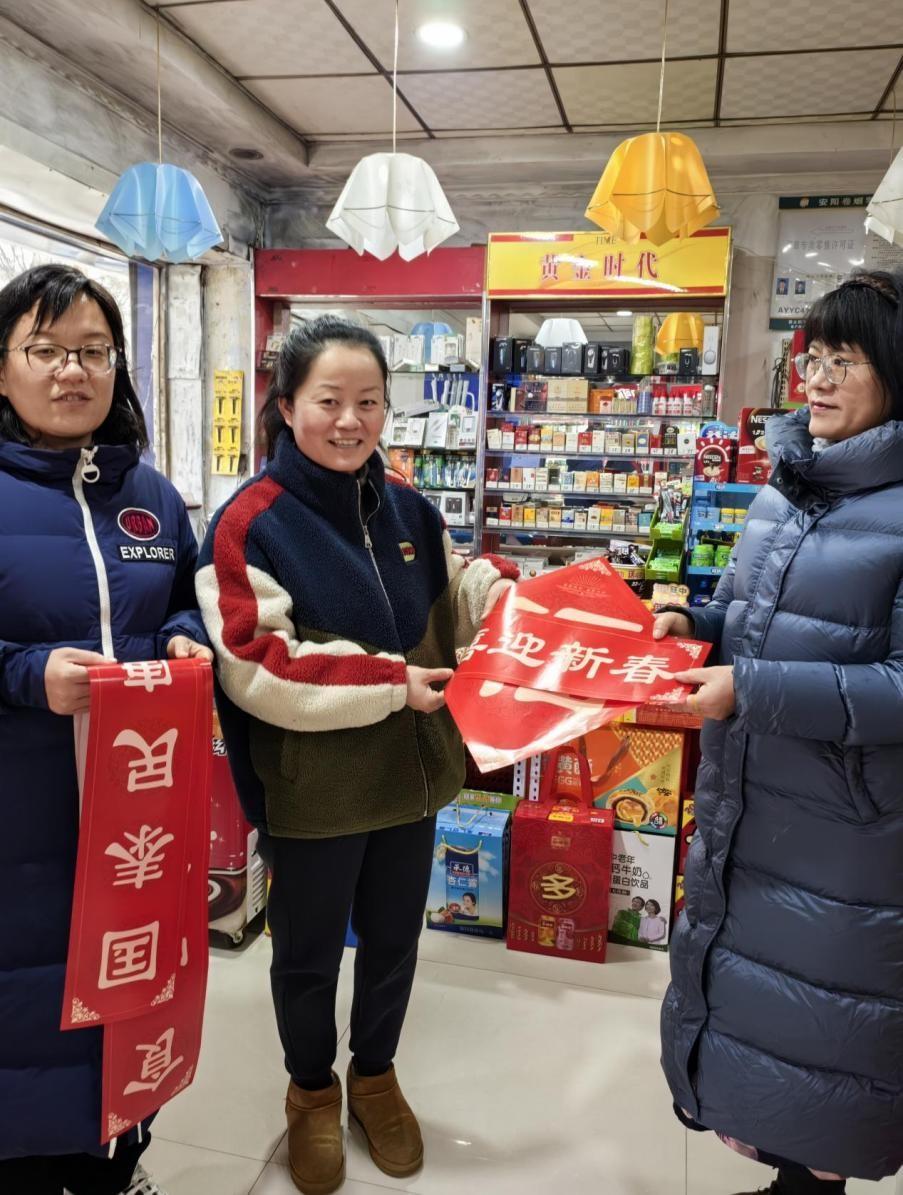 河南安陽：解放路街道辦事處開展“歡樂迎新春，暖心送春聯(lián)”活動