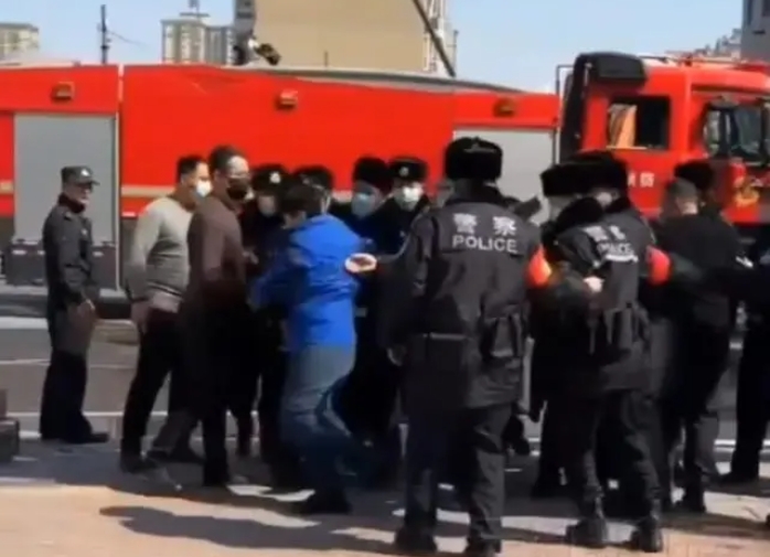 一擋鏡頭，你就輸了？女記者采訪燕郊爆炸被阻：退役記者有話說