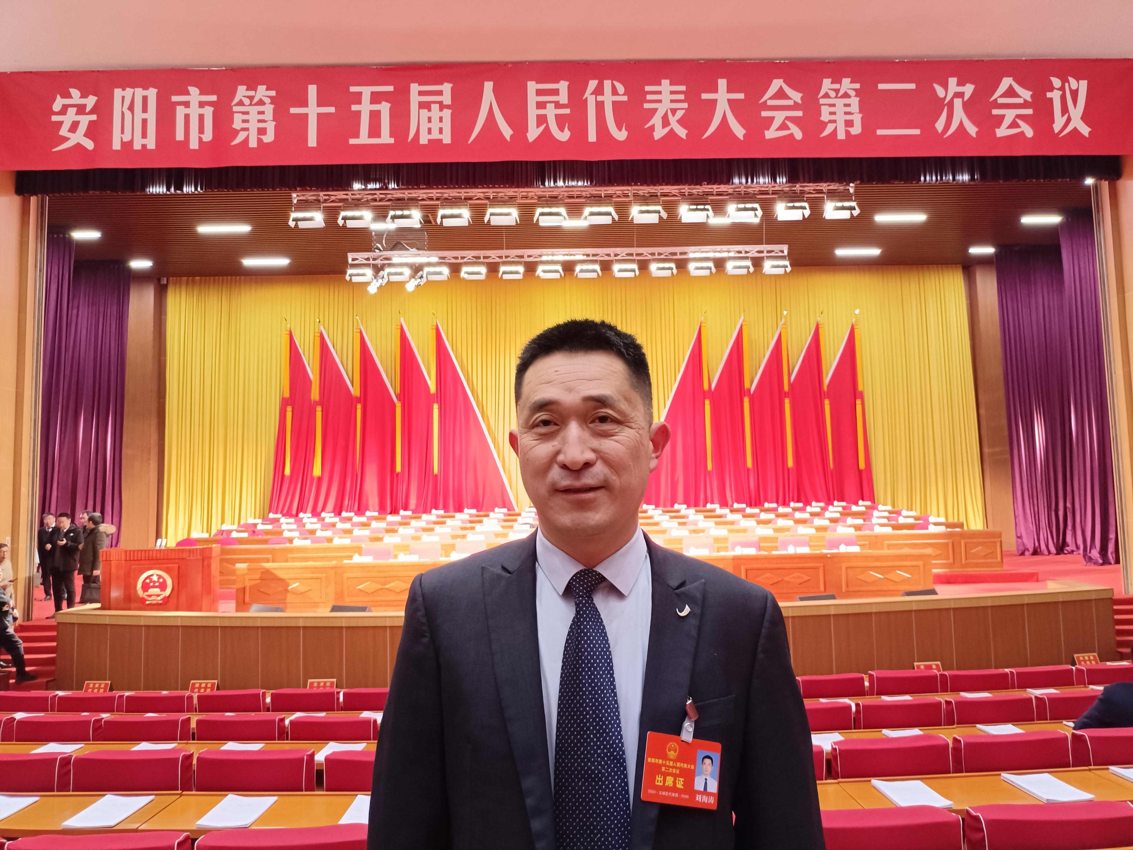 【中大視界】全國(guó)第十屆道德教育新聞人物——?jiǎng)⒑? class=