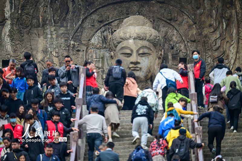 河南洛陽(yáng)：龍門(mén)石窟游人如織
