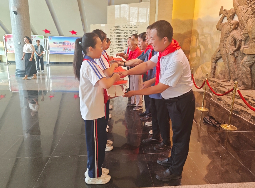 河南安陽：北關區(qū)關工委舉行“青少年黨史學習月 老少攜手講故事”暨贈書活動