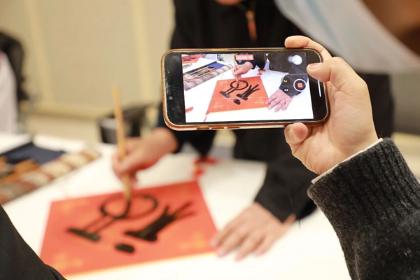 墨香暖醫(yī)心 春聲入?yún)f(xié)和