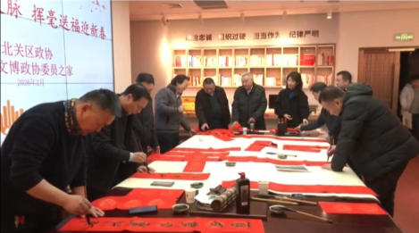 中大視界文化傳媒產(chǎn)業(yè)（北京）有限公司董事會(huì)主席、中研文化藝術(shù)工作委員會(huì)主席林臏在中國文字博物館義寫春聯(lián)送祝?；顒?dòng)接受安陽電視臺(tái)記者采訪