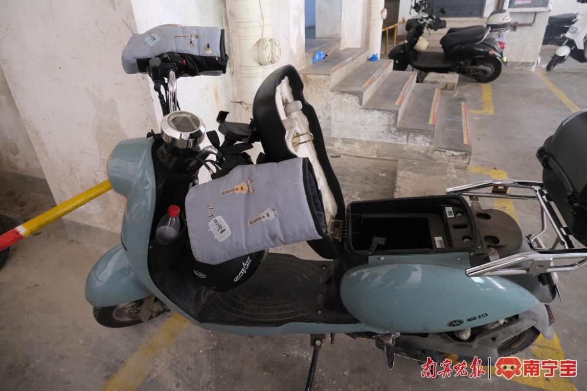 坐墊翻開，電池已不見的電動自行車。記者 馮源 攝