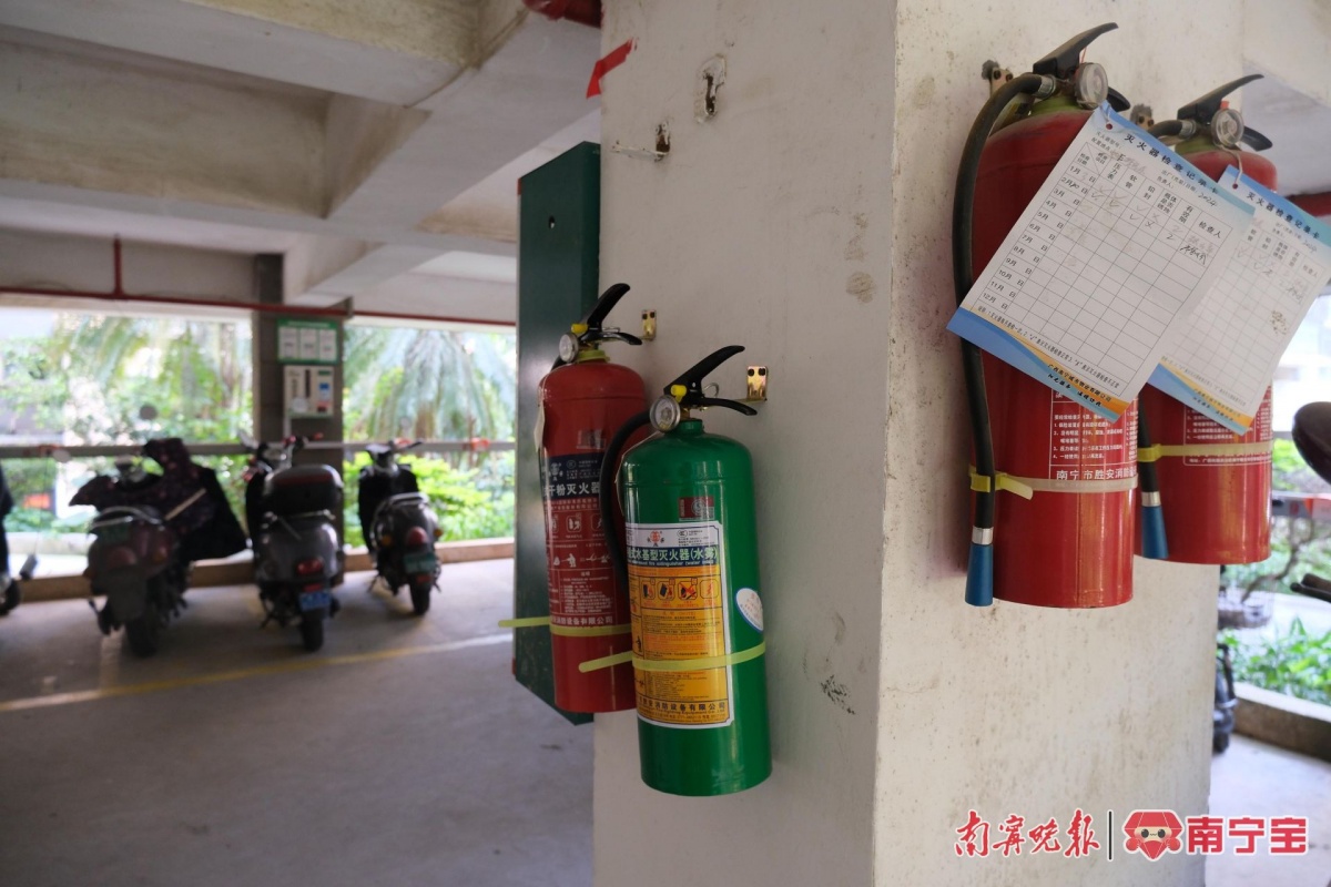 充電處安放的各種滅火器。記者 馮源 攝